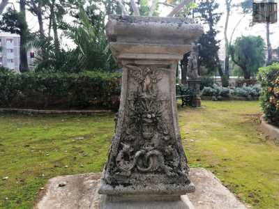 Proseguiamo il nostro cammino tra cycas e bassi arbusti scovando con sorpresa una lunga serie di vasi con piante di lavanda ed elementi decorativi quali animali mitologici tra festoni e forme vegetali